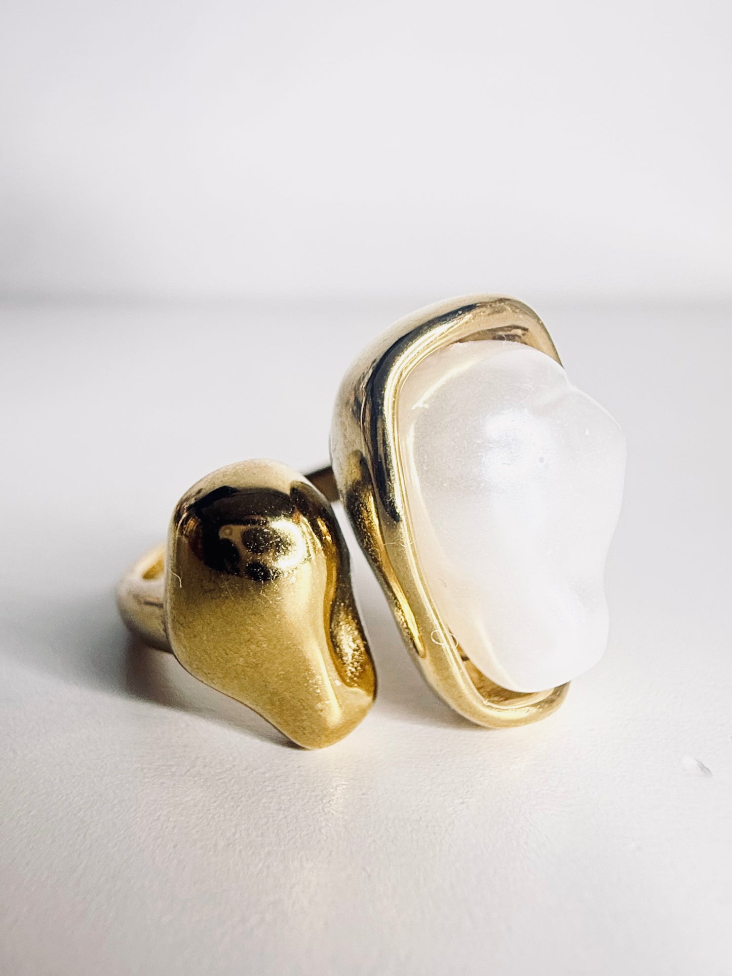 Anello perla asimmetrica