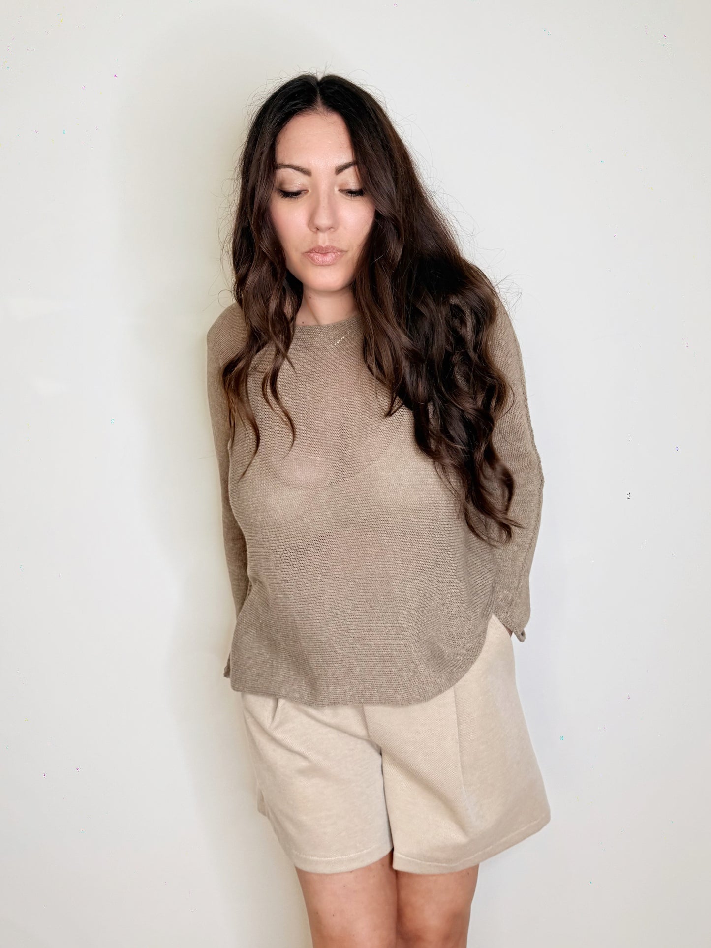 Maglia asimmetrica in cotone tortora