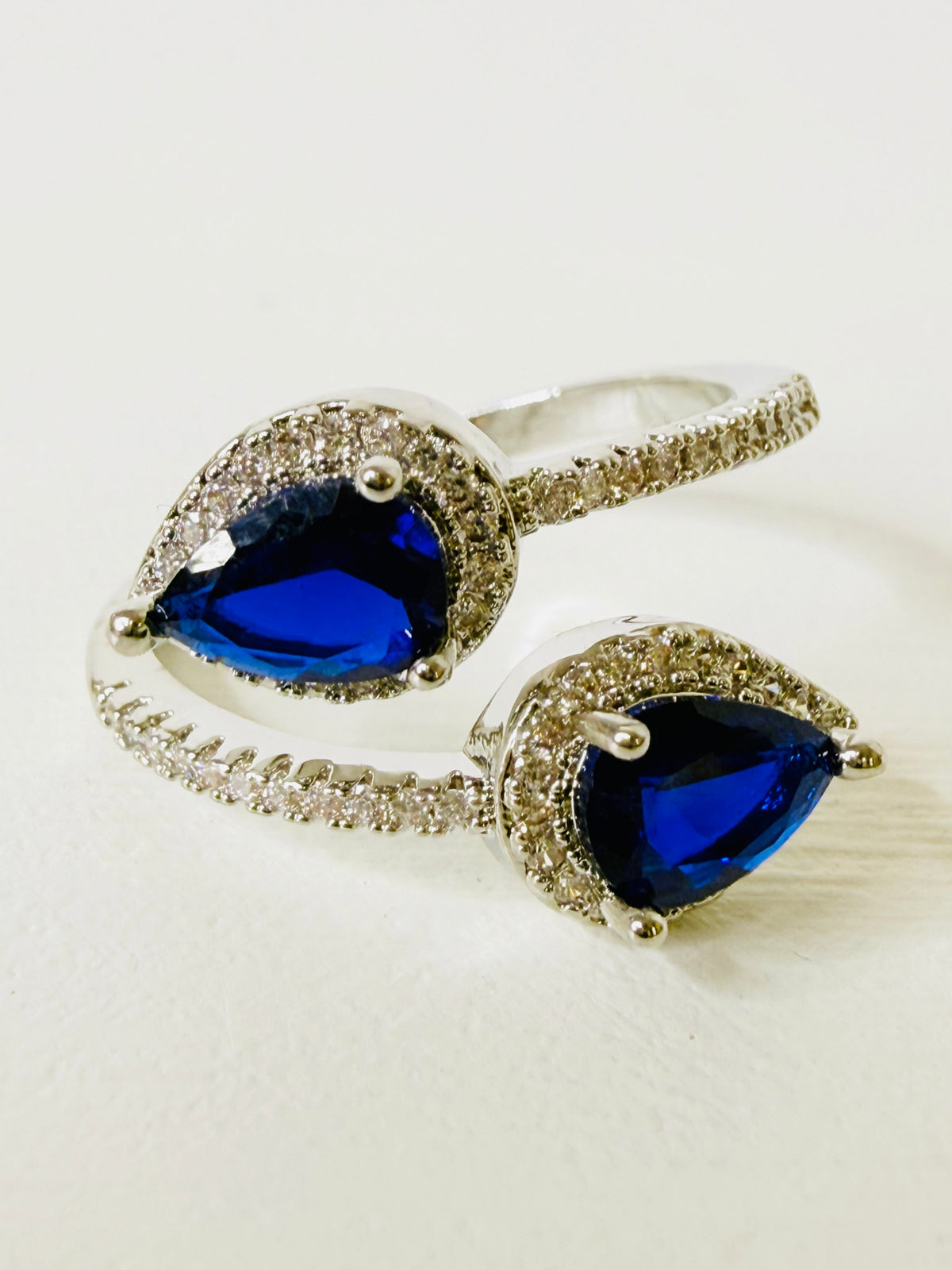 Anello contrariè zaffiri a goccia