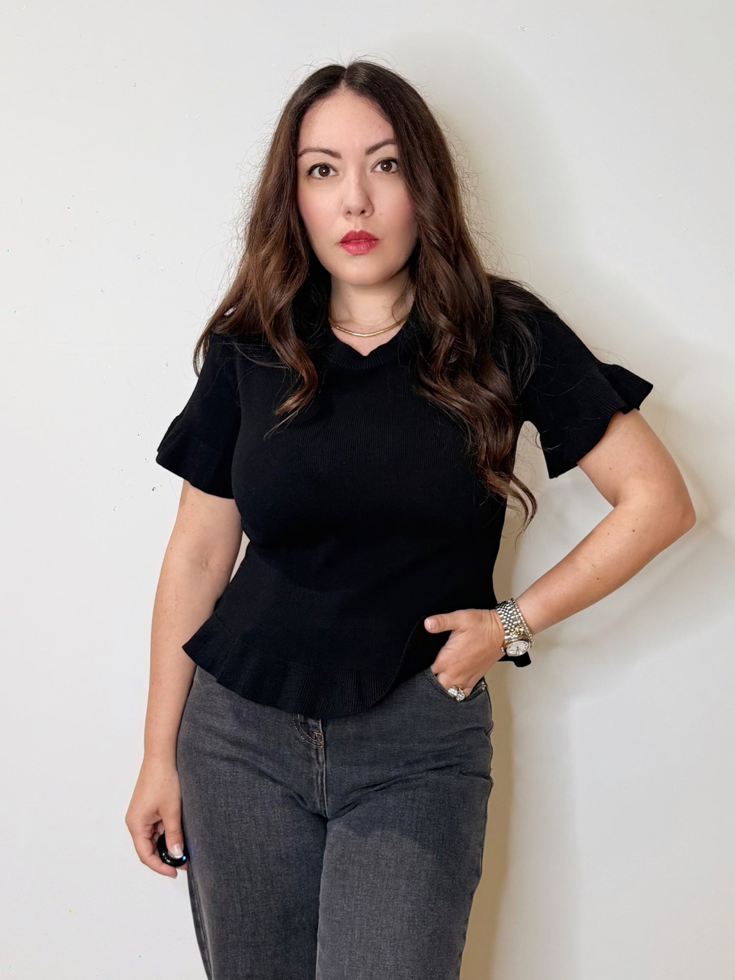 Maglia nera con volant