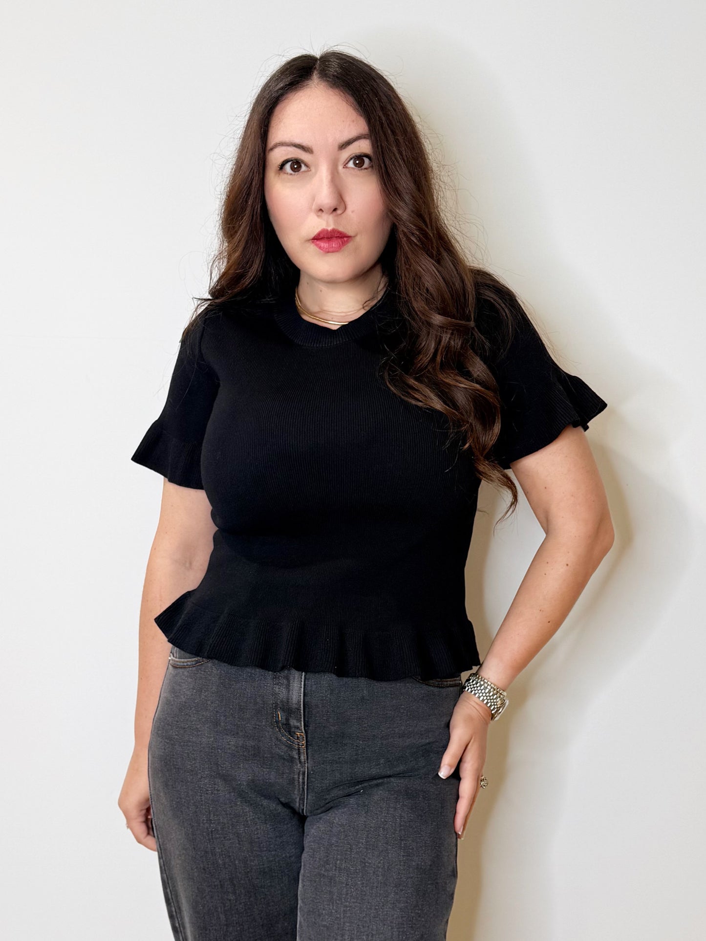 Maglia nera con volant