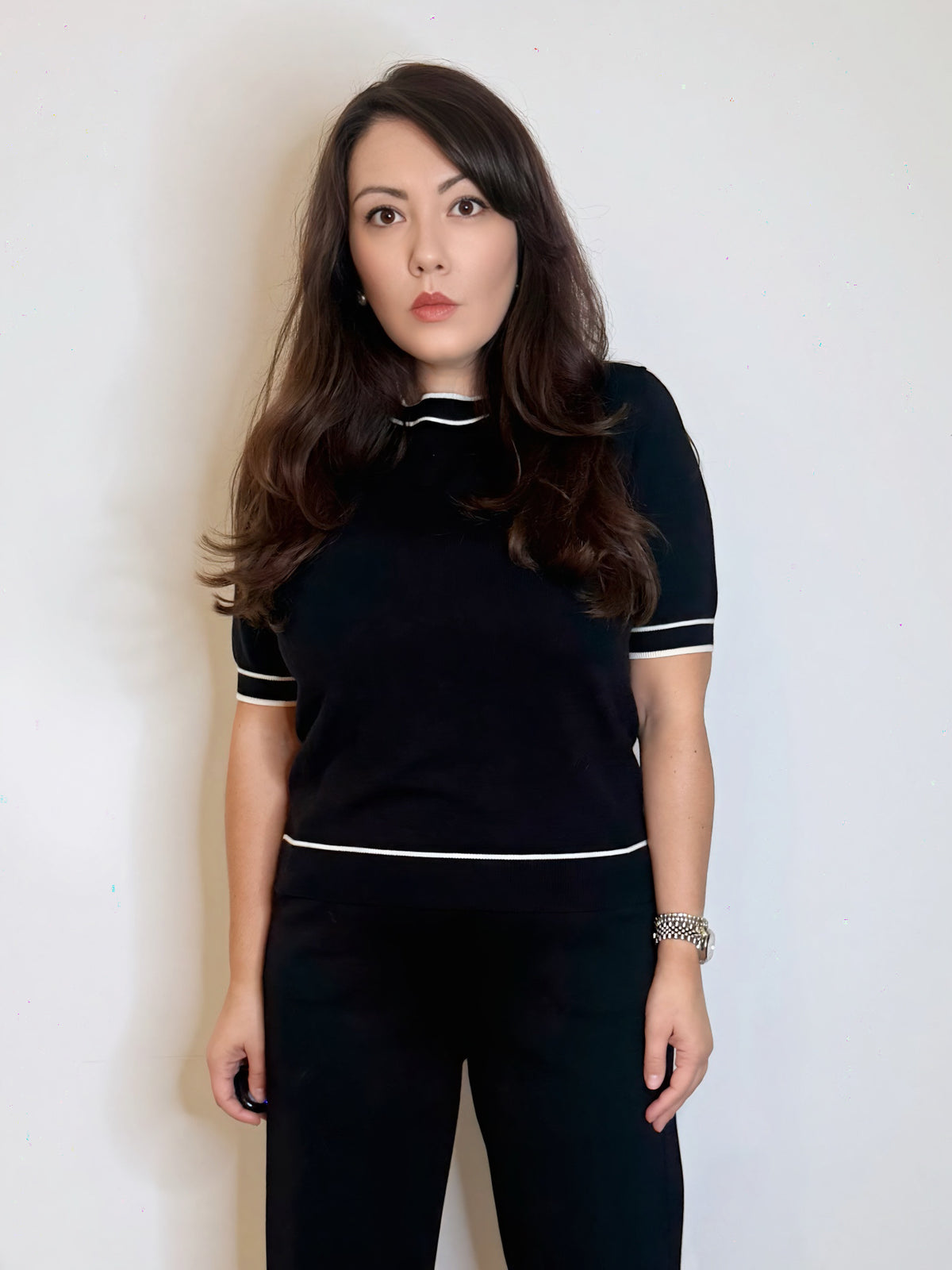 Maglia in filato nera con profili bianchi