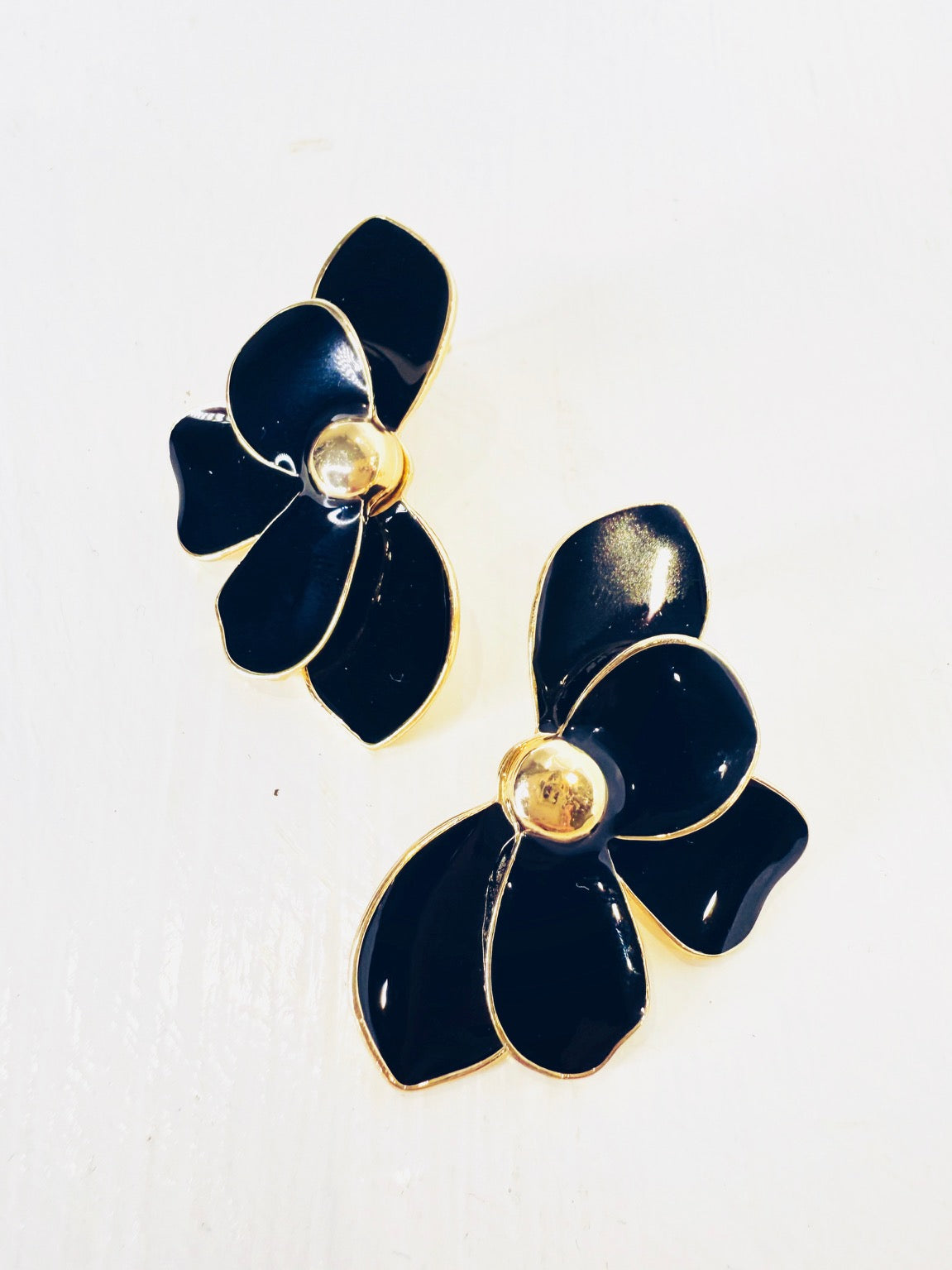 Orecchini smaltati flower black