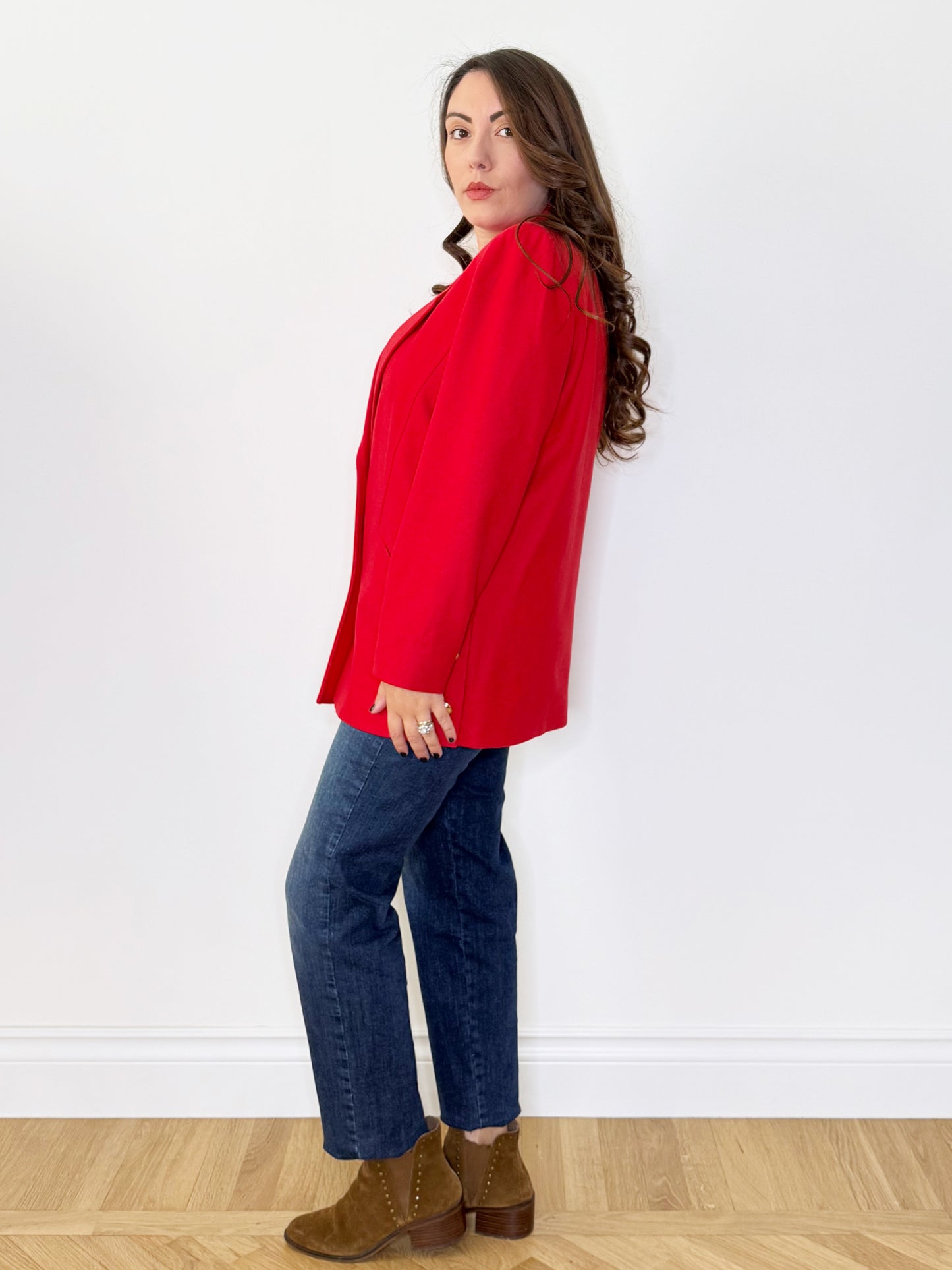 Giacca rossa con bottoni gioiello