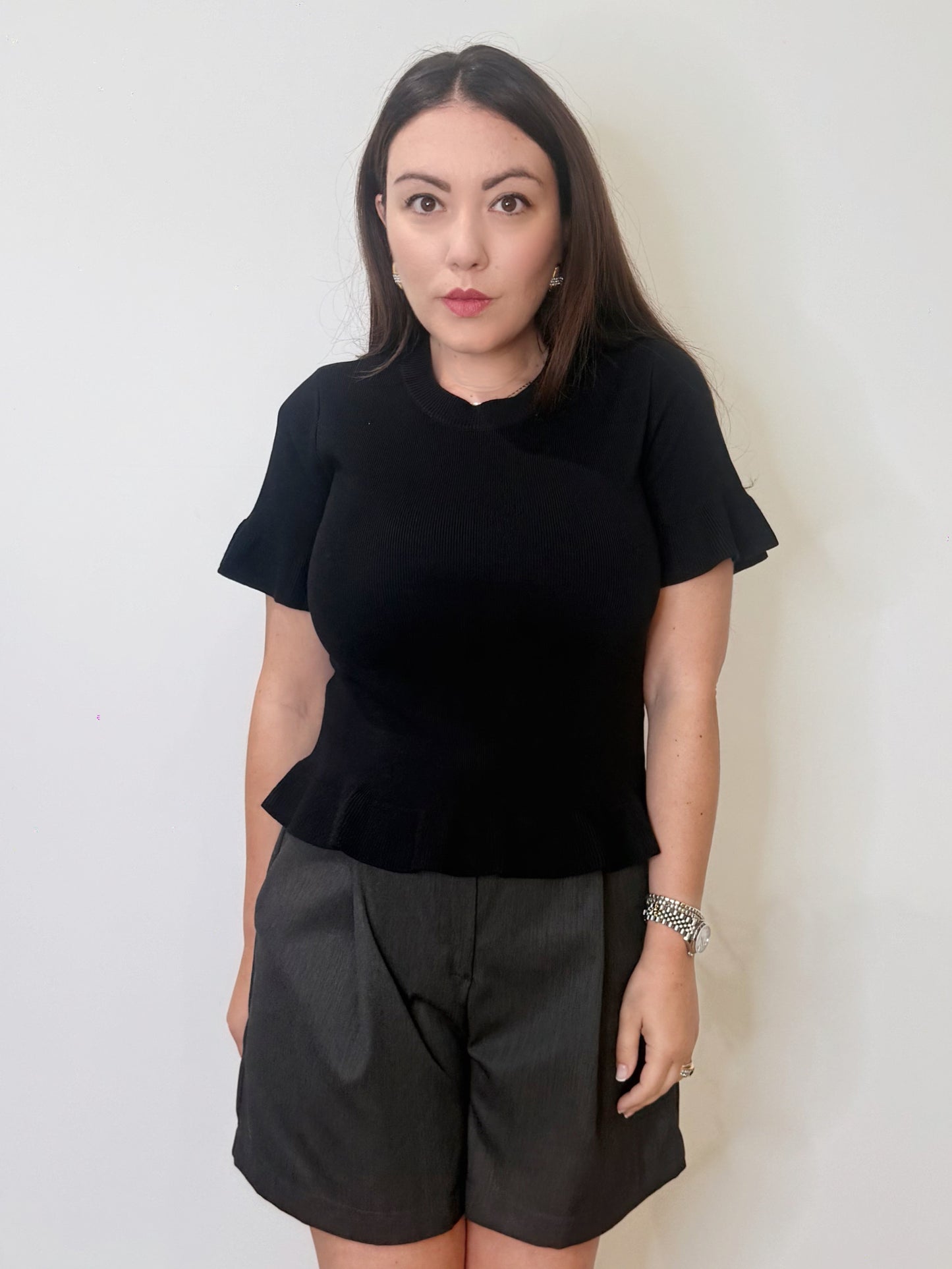 Maglia nera con volant
