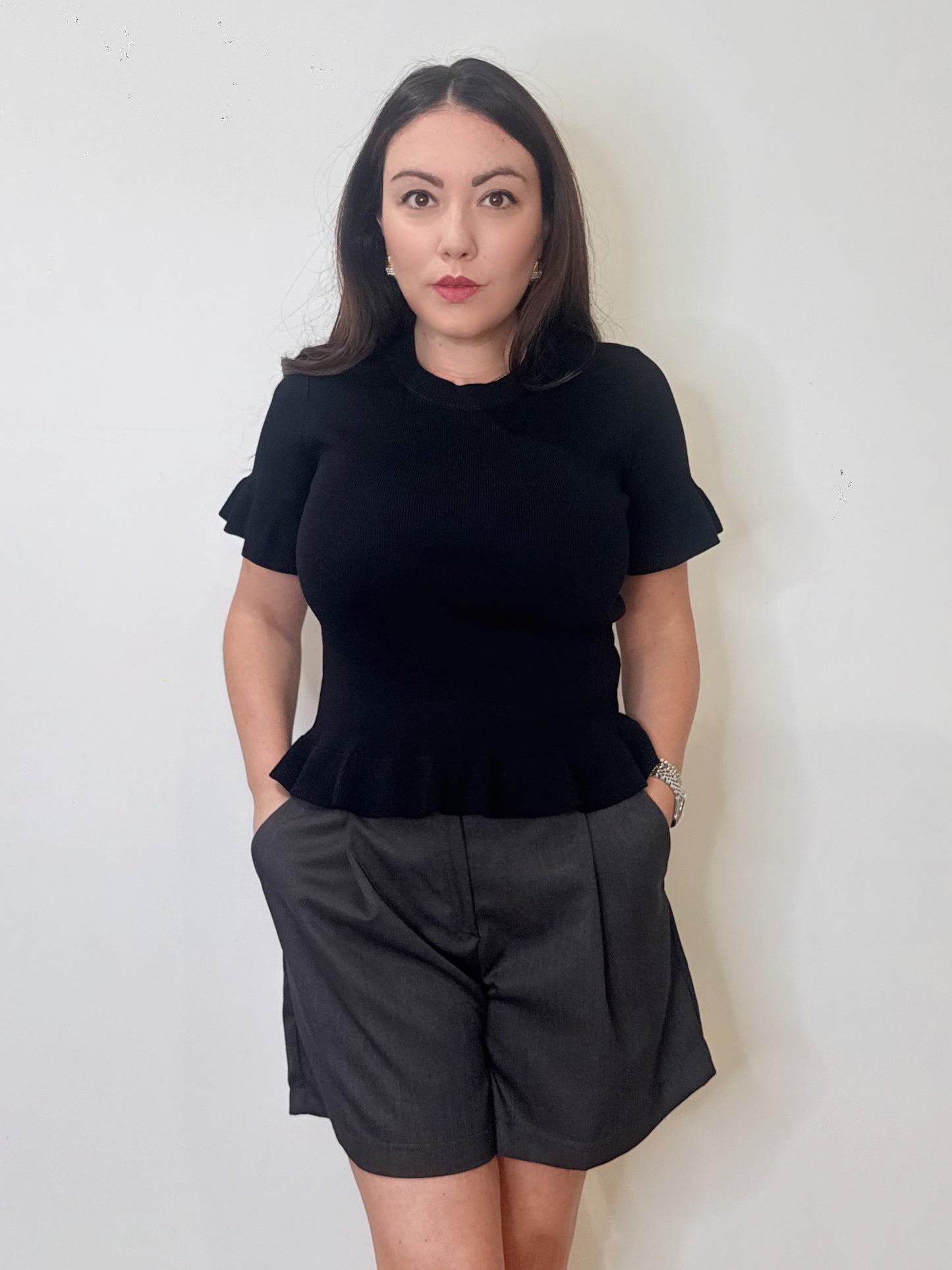 Maglia nera con volant
