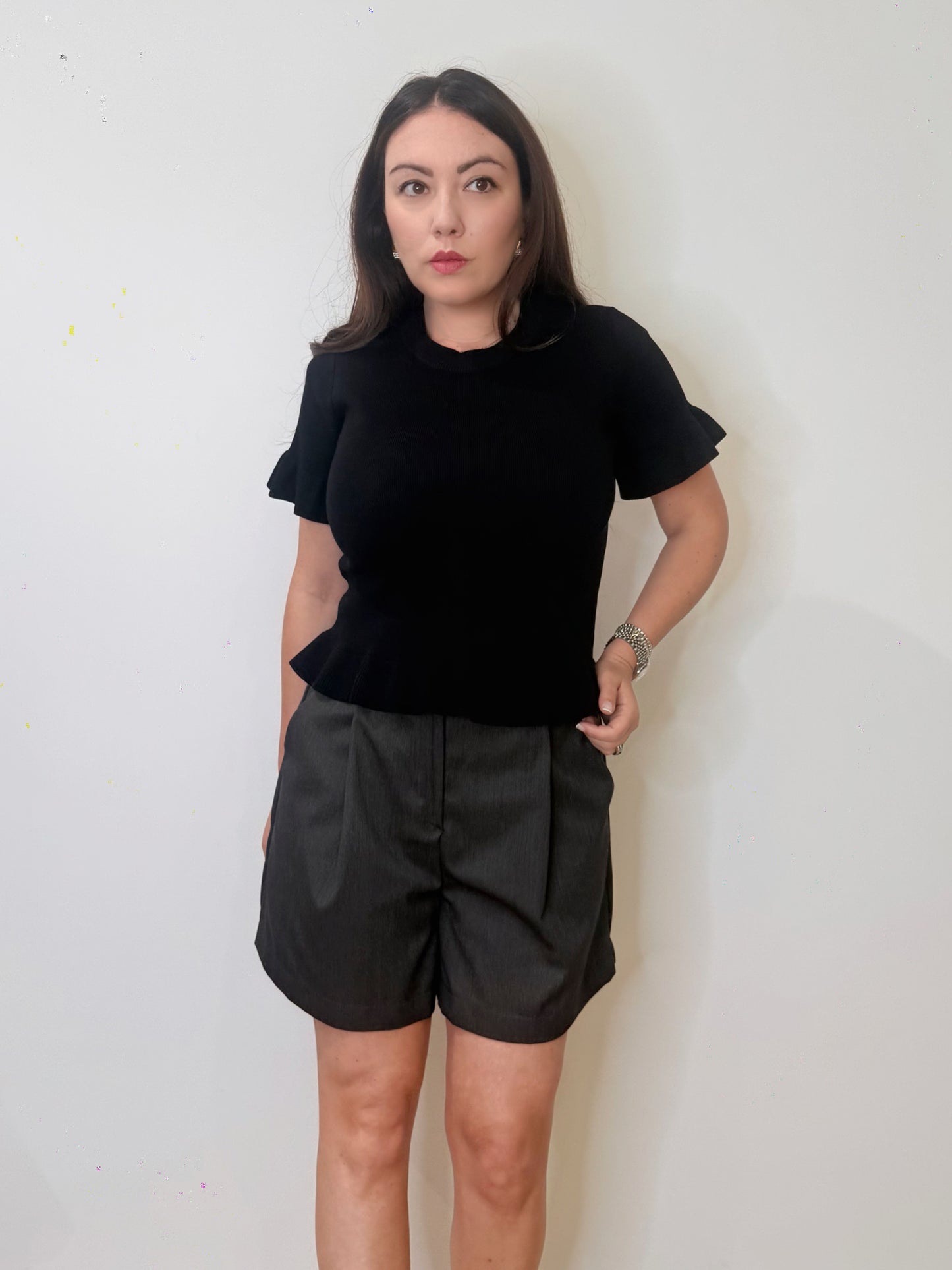 Maglia nera con volant