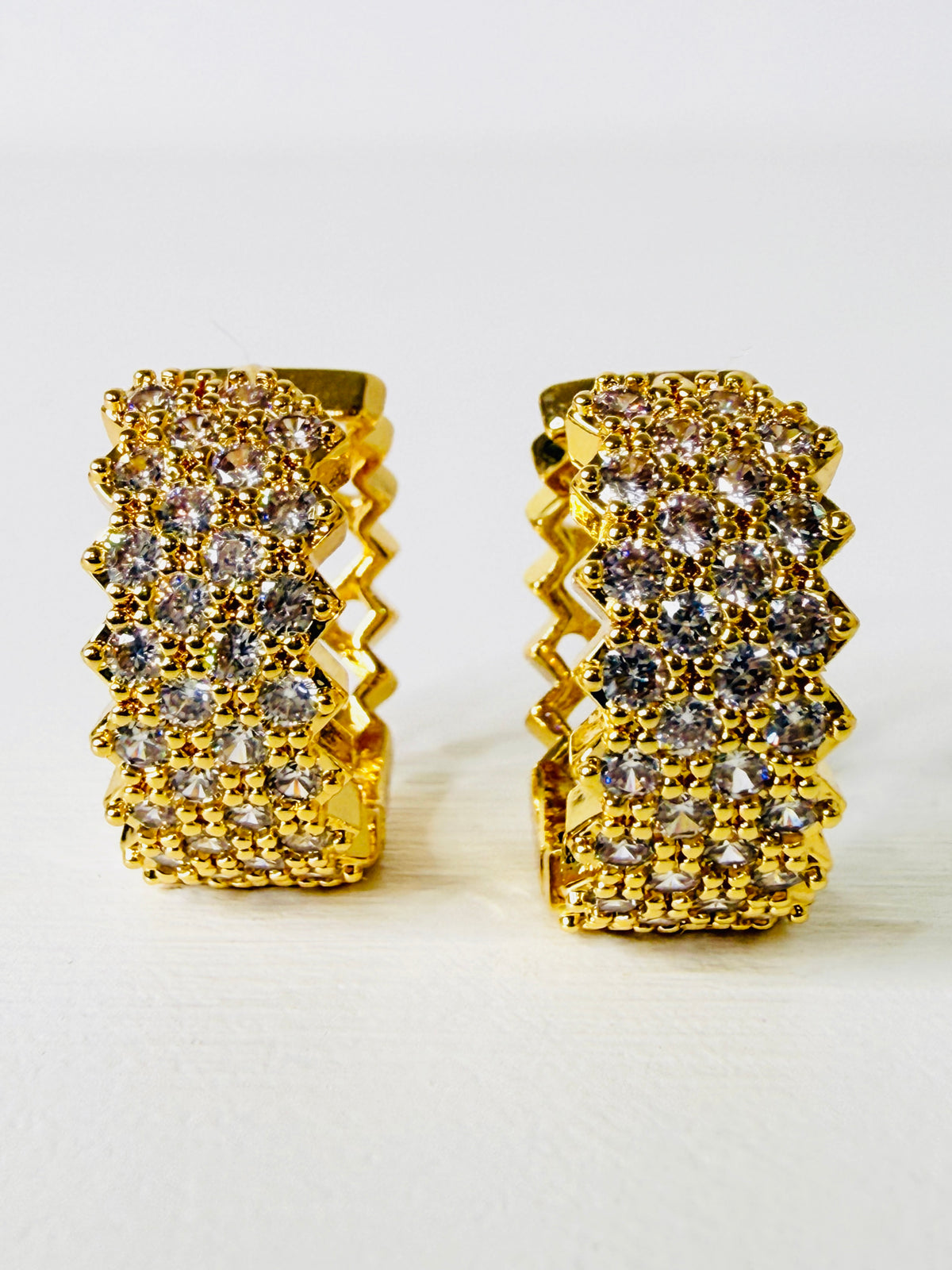 Orecchini cerchietti con pavè di strass