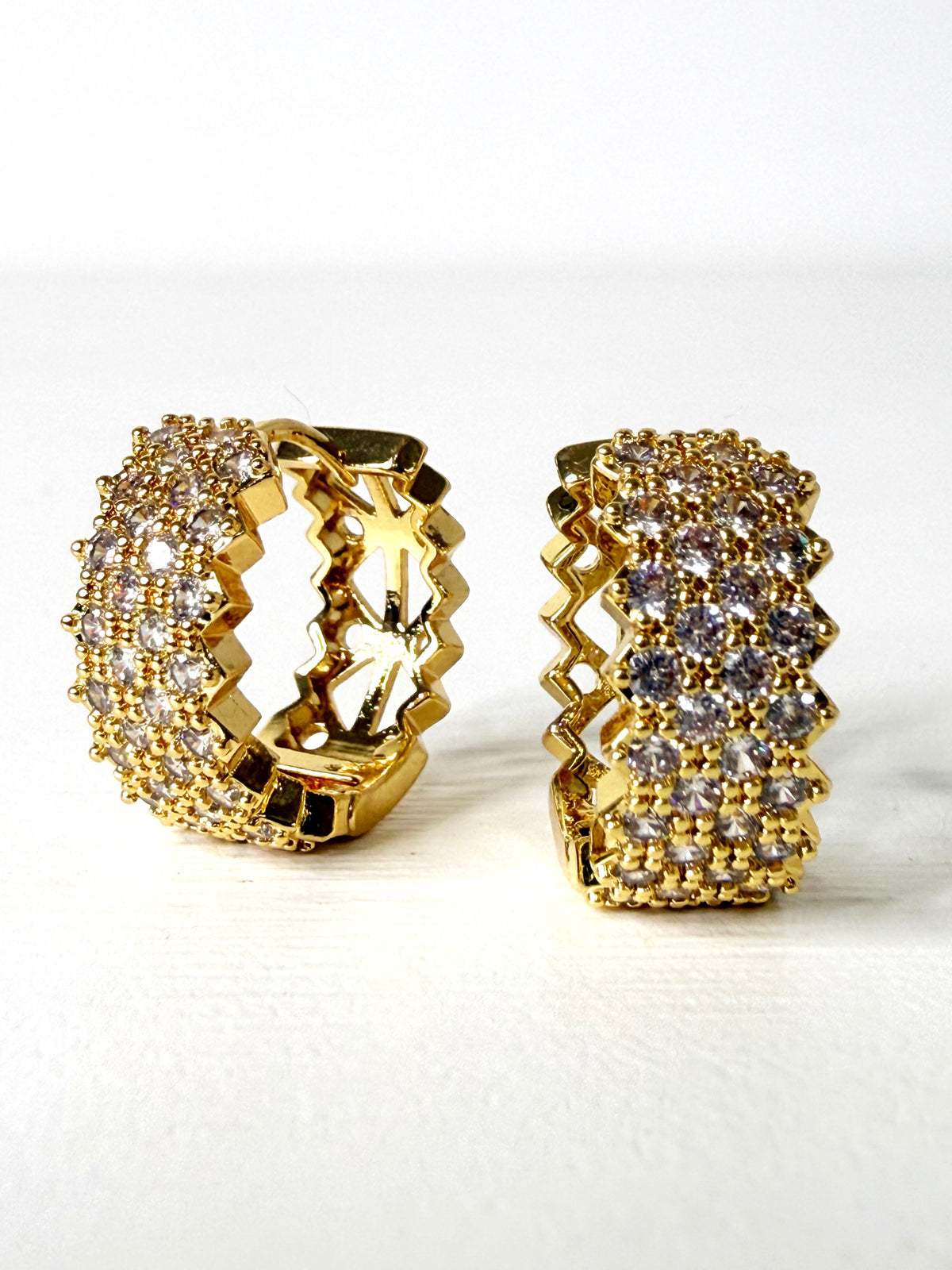 Orecchini cerchietti con pavè di strass