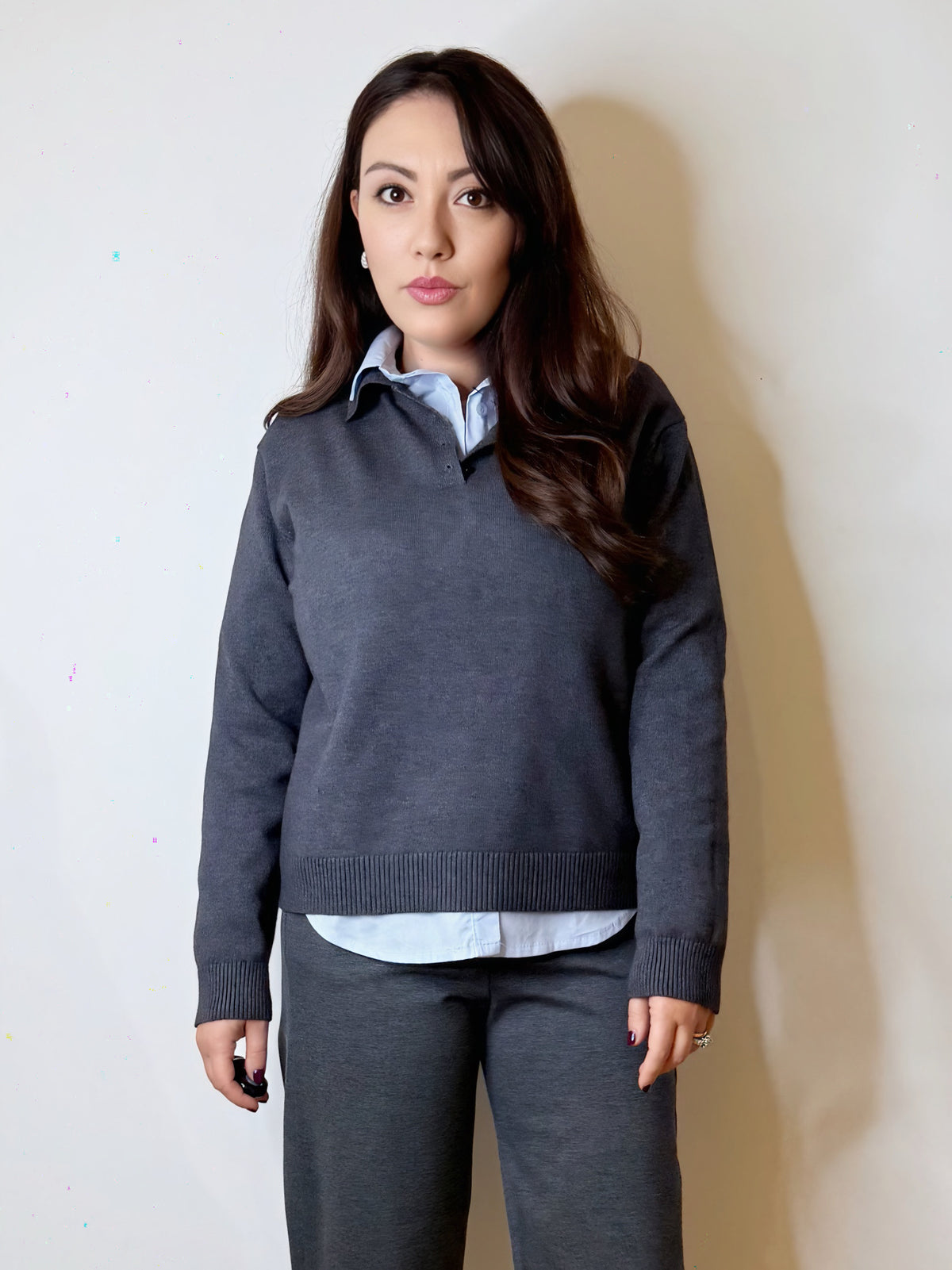Polo in maglia grigia
