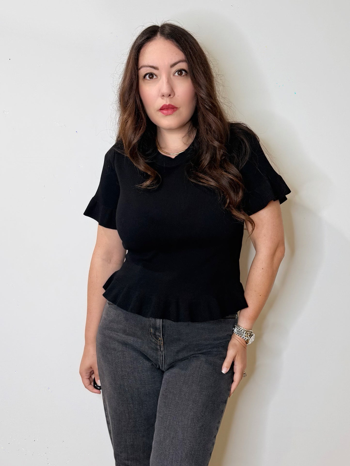 Maglia nera con volant