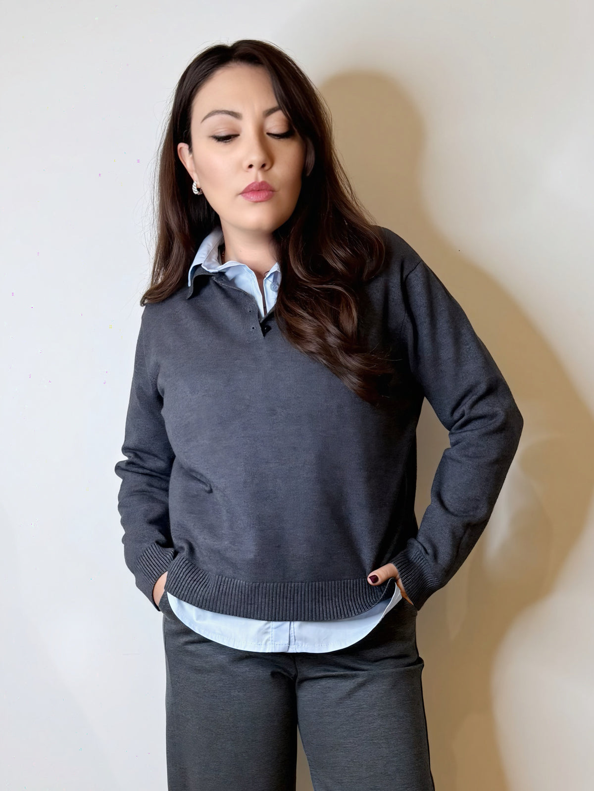 Polo in maglia grigia