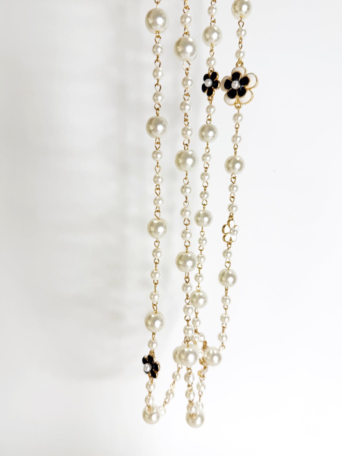 Collana lunga perle e camelie