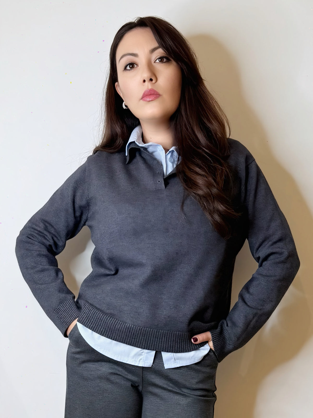 Polo in maglia grigia